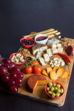 Sebze, meyve ve peynir.