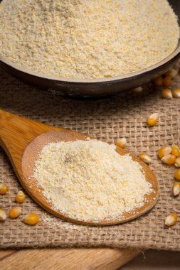 Mısır unu ve mısır kasesi