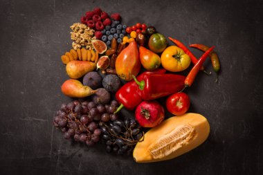 Sebze, meyve ve peynir.
