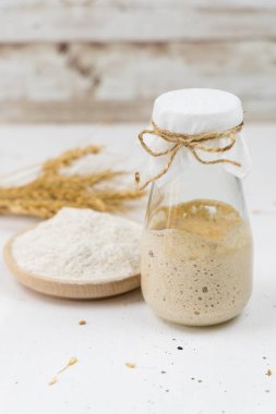 Hamur yapmak için ekşi ekmek