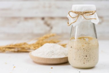 Hamur yapmak için ekşi ekmek