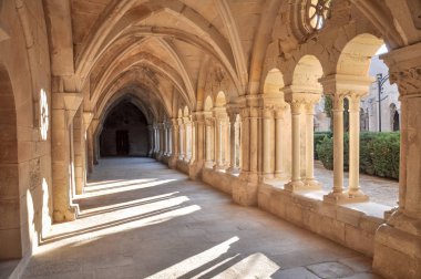 arcade ve kemerler, İspanya ile Ortaçağ manastır