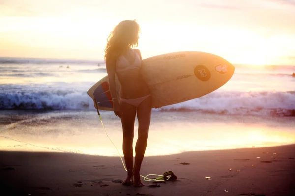 Menina, surf e oceano — Fotografia de Stock