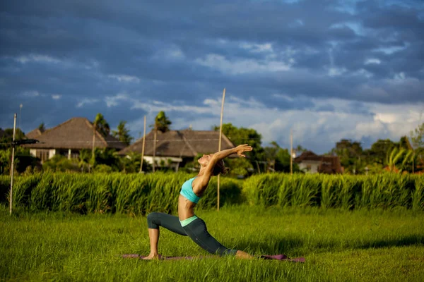 Kız ve yoga. Günbatımı.