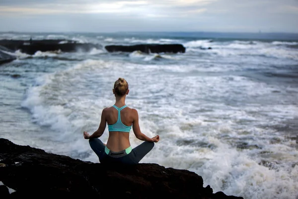 Kız ve yoga. Günbatımı.