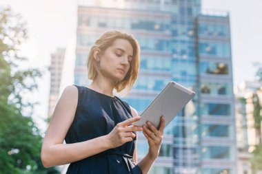 Dijital tablet kullanan genç hippi kız.