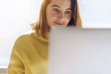 Genç çekici blogger blog için yeni makale yazma