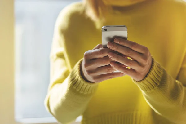 Närbild av kvinnliga händer att skriva meddelanden på moderna smartphone — Stockfoto