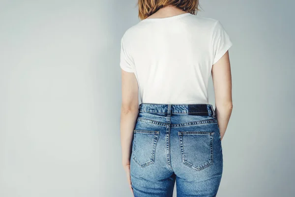 Hipster młoda dziewczyna na sobie niebieskie dżinsy i pusty biały t-shirt — Zdjęcie stockowe