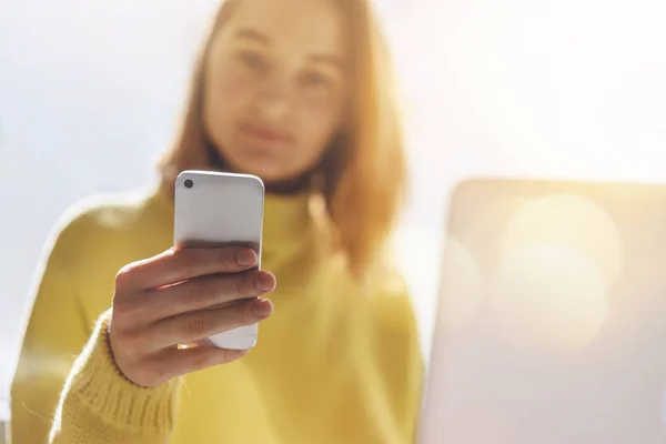 Freelancer femenina trabajando desde casa — Foto de Stock