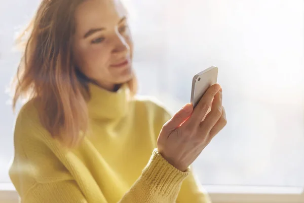 Happy smiling hipster girl using smartphone device — Stock Photo, Image