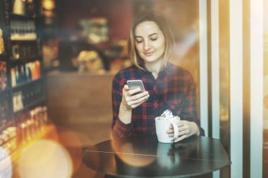 Modern kafede ayarlama ve e-posta kontrol güzel kadın