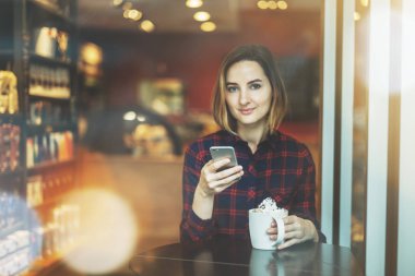 Kahve molası sırasında mesajlarını güzel iş kadını