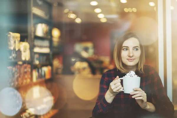 居心地の良いカフェに風味を付けられたコーヒーを楽しむ美しい少女の肖像画 — ストック写真