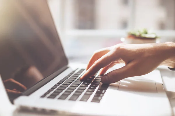 Ung man dricka kaffe på café och använda Tablet PC: n — Stockfoto