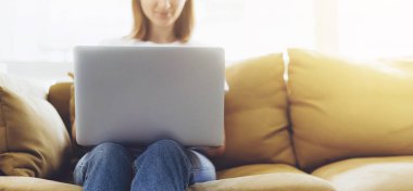 Yeni projede çalışan ve rahat koltukta oturan genç çekici iş kadını