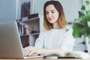 Çekici kadın memur, onun laptopunda ayın satış analiz