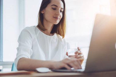 Laptop yolu ile onun ofisinde çalışan profesyonel iş kadını