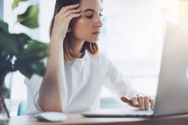 Çekici kadın ofiste onun laptopunda ayın satış analiz