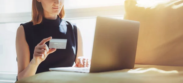 Geschäftsfrau wartet auf Bestätigung ihrer Online-Bestellung — Stockfoto