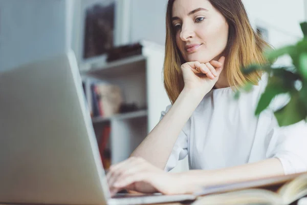 Wanita bisnis yang bekerja dengan proyek startup baru di kantor modern — Stok Foto