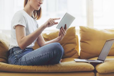 Hippi kız yeni proje oluştururken dijital tablet cihaz ve laptop kullanma
