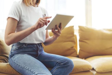Yeni projede çalışan ve rahat kanepeye siting genç çekici iş kadını