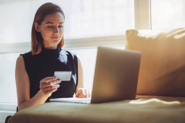 Onun online sipariş onay için bekleyen Blogger