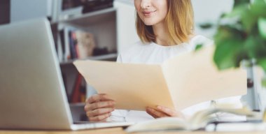 Yeni mali projede çalışan profesyonel Yöneticisi