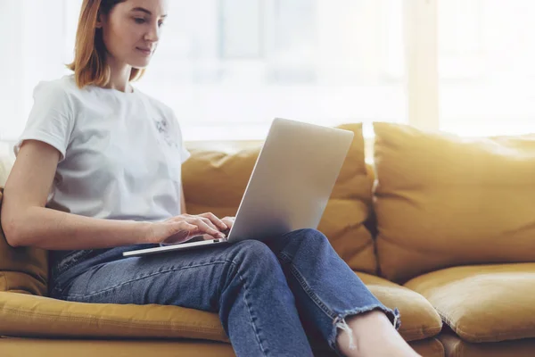 Young attractive business woman working on new project and siting on cozy sofa — Stock Photo, Image