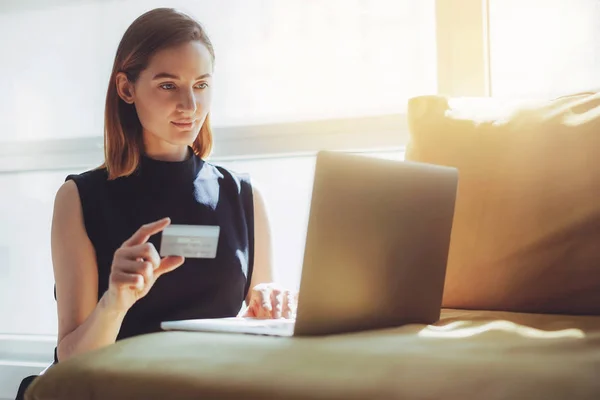 Geschäftsfrau, die von zu Hause aus arbeitet und Gold-Kreditkarte für Online-Bestellungen verwendet — Stockfoto