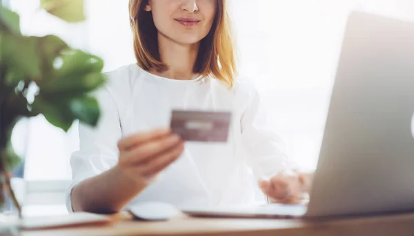Mulher de negócios usando cartão de crédito para compras on-line do escritório — Fotografia de Stock