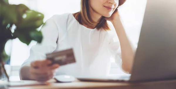 Šťastná žena pomocí notebooku a kreditní kartu pro online nakupování během polední přestávky v úřadu — Stock fotografie