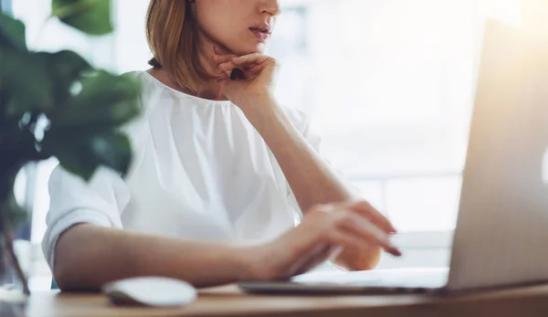 Wanita bisnis yang bekerja dengan proyek startup baru — Stok Foto