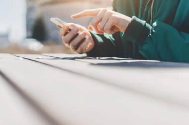 Smartphone, genç kadın sosyal ağlar açık, arama ya da sosyal ağlar kavramı tipik haber kullanarak eller closeup