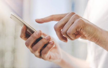 Erkek close-up ekran akıllı telefon arka plan açık havada modern smartphone aygıt kullanarak eller Closeup şehirde işaret parmağı eller