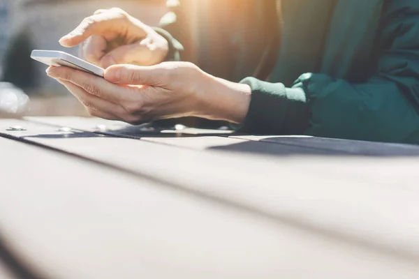 Imagen de cerca de las manos femeninas utilizando el teléfono inteligente con la ciudad en el fondo, Hipster mujer escribiendo mensaje a sus amigos desde su teléfono inteligente, Búsqueda o concepto de redes sociales — Foto de Stock