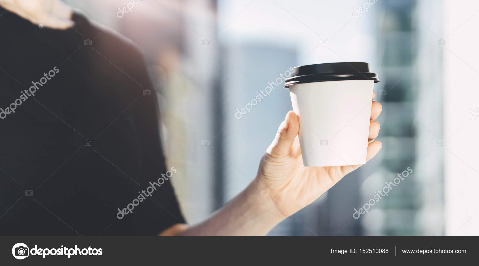 Close Up De Una Persona Sosteniendo Una Taza De Café Para Llevar
