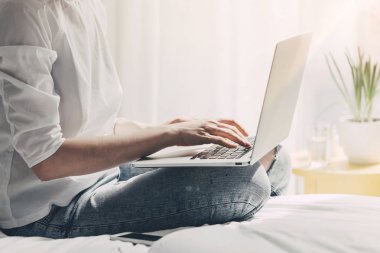 Sabah erken modern dizüstü üzerinden yeni makale yazarak Blogger