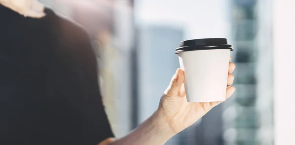 Nahaufnahme einer weiblichen Hand, die eine Tasse Kaffee im Freien hält — Stockfoto