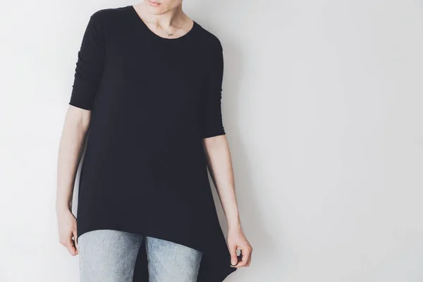 Hipster młoda dziewczyna ubrana w czarny t-shirt oversize z puste miejsce na logo firmy lub projektu — Zdjęcie stockowe
