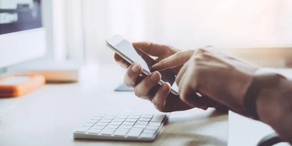 Närbild bild av affärsmannen holding moderna smartphone på händer — Stockfoto