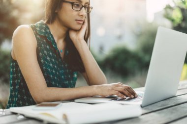 dizüstü bilgisayar açık kullanan kadın