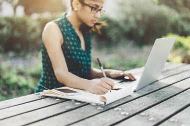 Klavyede yazan kadın