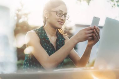 kafeterya masada oturan kadın