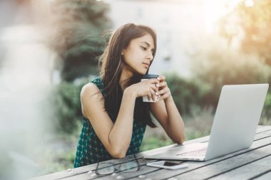 Dizüstü bilgisayar kullanan kadın 