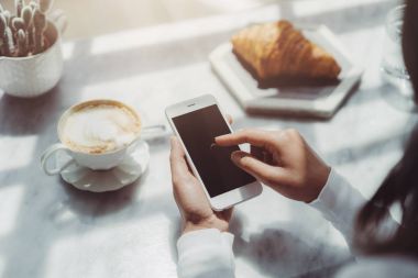 Kız işaret parmağı ekran akıllı telefon 