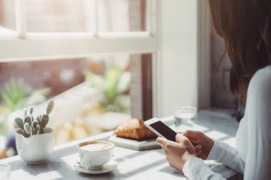 bir masada oturan genç kadın