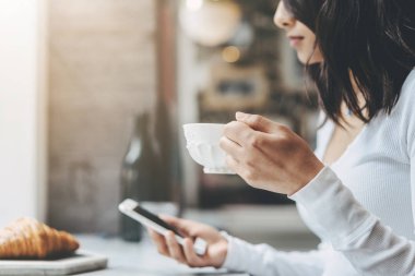  Masada oturan genç bayan.