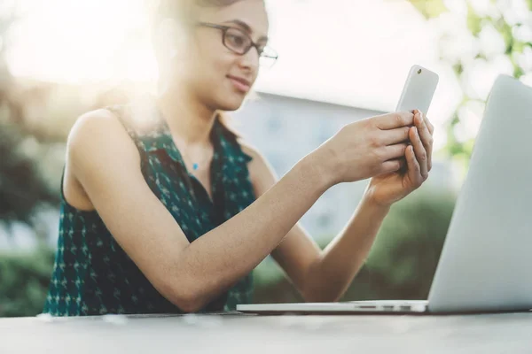 Kvinna med hjälp av mobiltelefon — Stockfoto